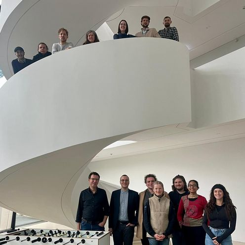 Die Studierenden und Professor:innen der Exkursion stehen an einer Wendeltreppe