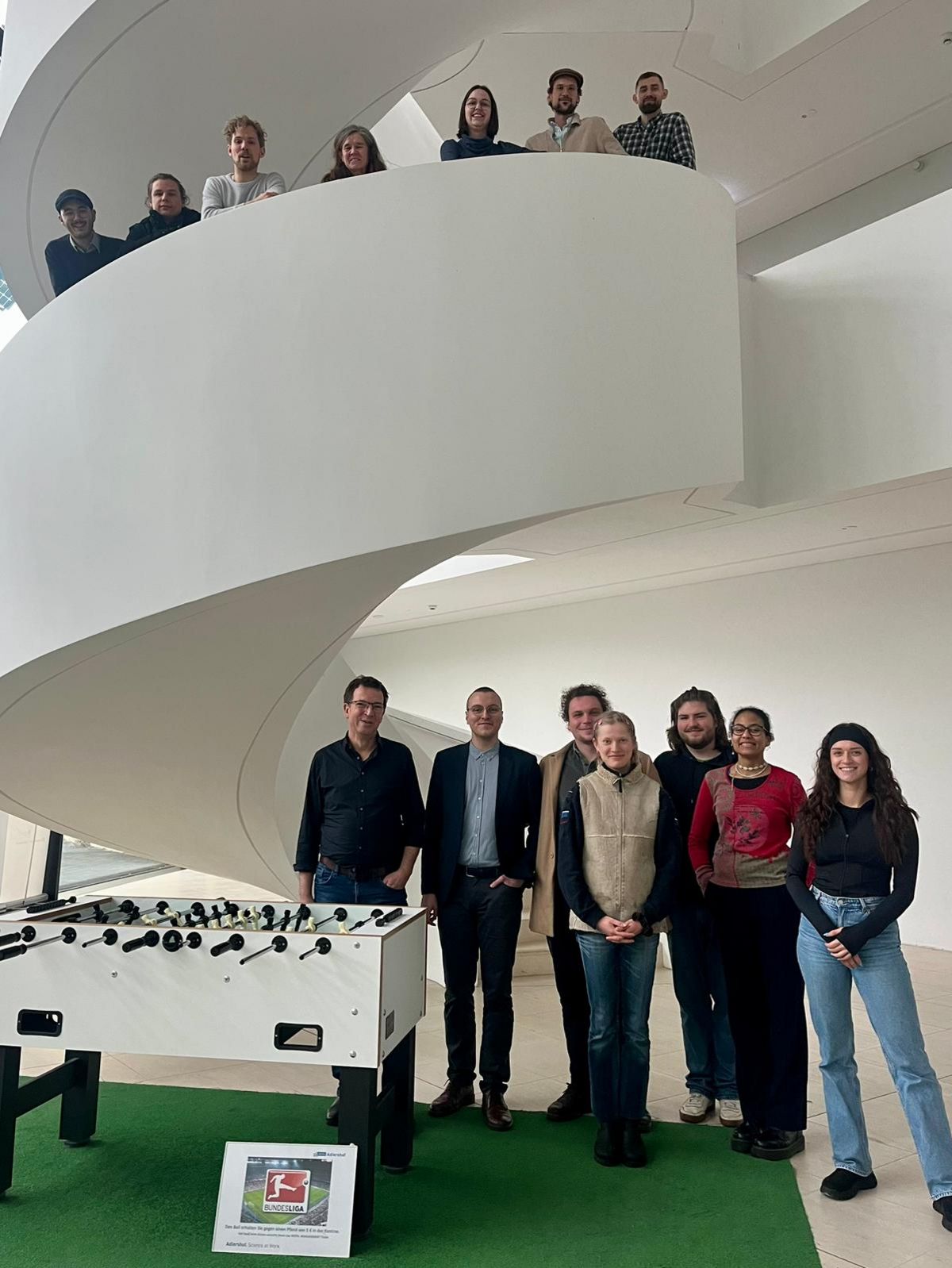 Die Studierenden und Professor:innen der Exkursion stehen an einer Wendeltreppe