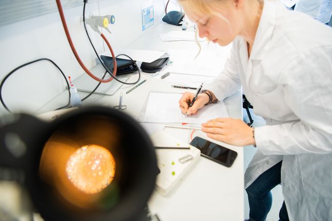 Bionik im Labor  Studierende macht Notizen im Labor