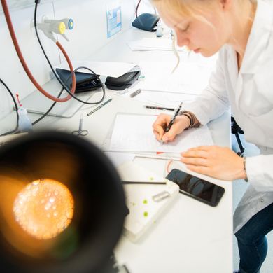 Studierende macht Notizen im Labor 