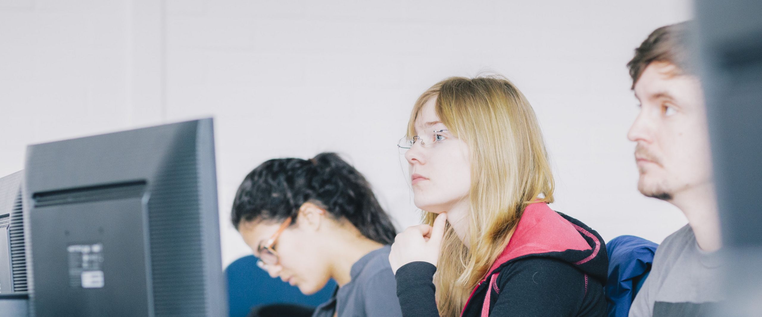 Studierende Drei Studierende arbeiten an Computern.