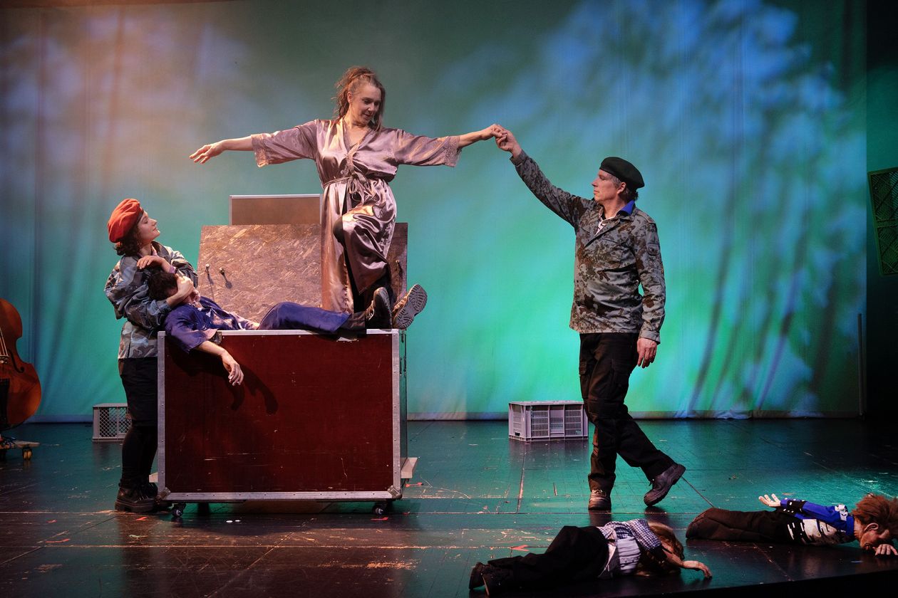 Theatersezene auf einer Bühne mit drei Personen