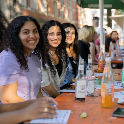 Sommerfest MeetMINT HSB Eine Gruppe von Studentinnen der HSB sitzt an einem Tisch. Vor Ihnen stehen Getränke. Das Bild wurde aufgenommen an einem Sommerfest des MeetMINT Projekt an der HSB.