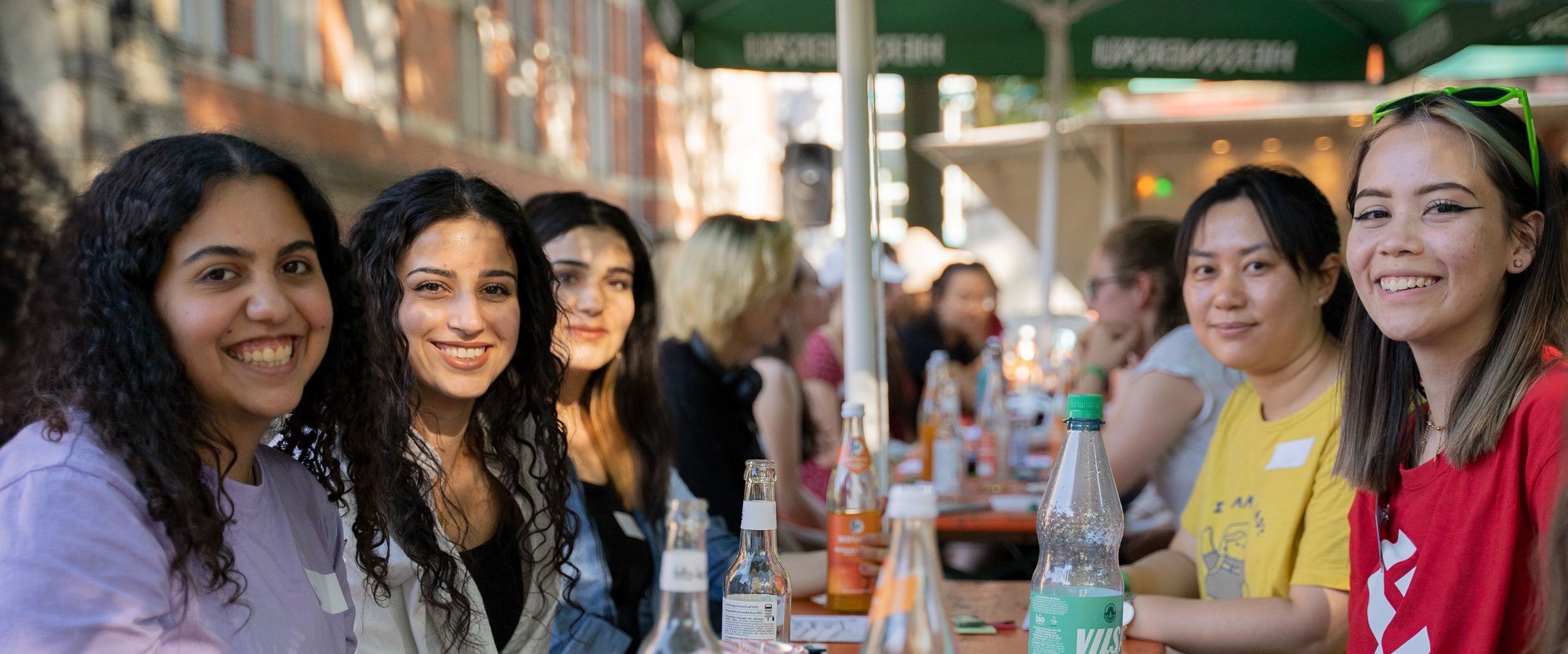 Lachende Studentinnen im Biergarten