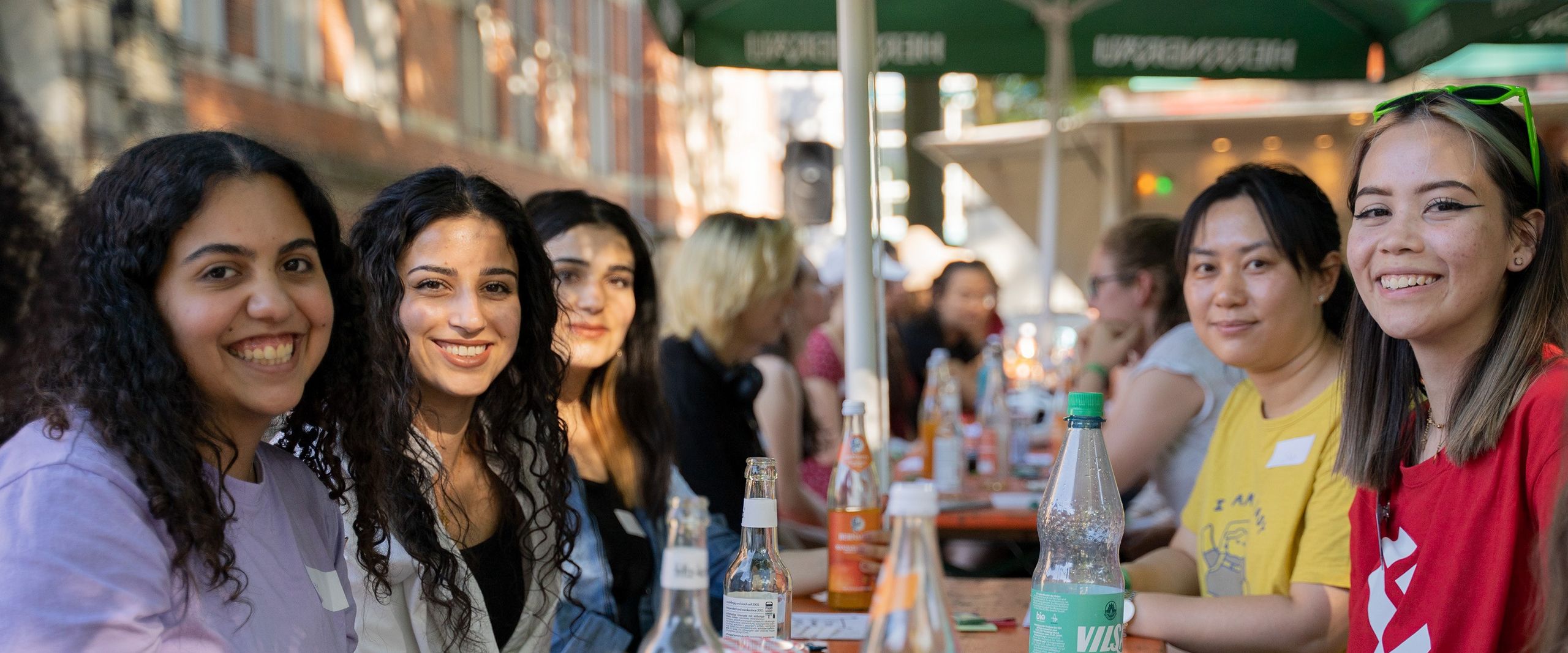 Sommerfest MeetMINT HSB Eine Gruppe von Studentinnen der HSB sitzt an einem Tisch. Vor Ihnen stehen Getränke. Das Bild wurde aufgenommen an einem Sommerfest des MeetMINT Projekt an der HSB.