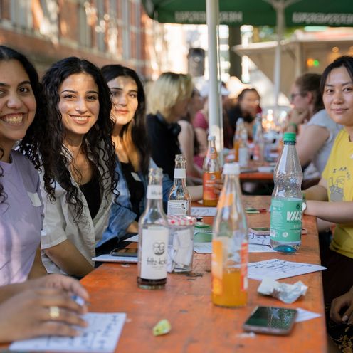 Lachende Studentinnen im Biergarten