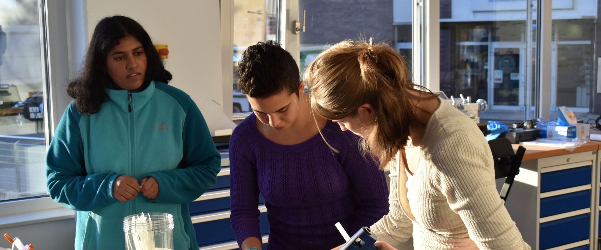 Studierende arbeiten im Makerspace arbeiten