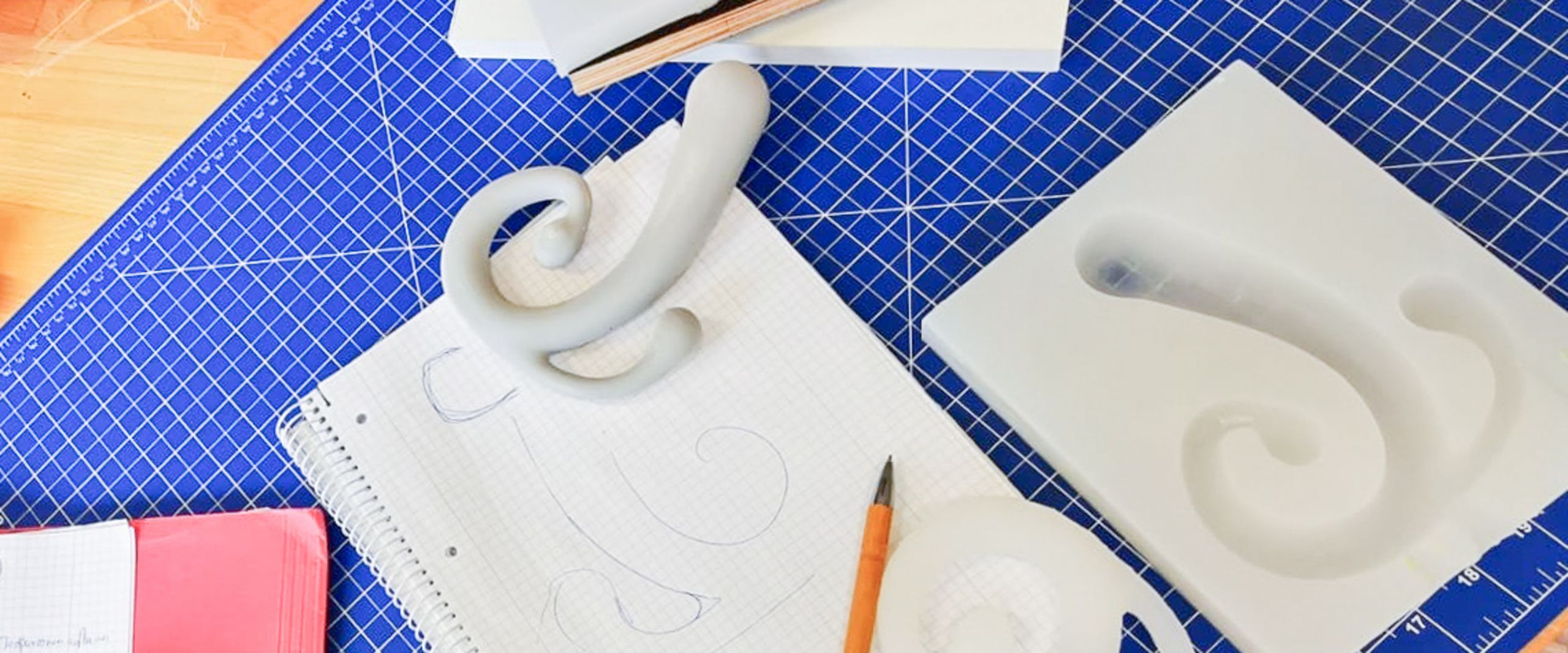 Sextoy-Prototypen des Startups Custom Climax auf einer Werkbank 