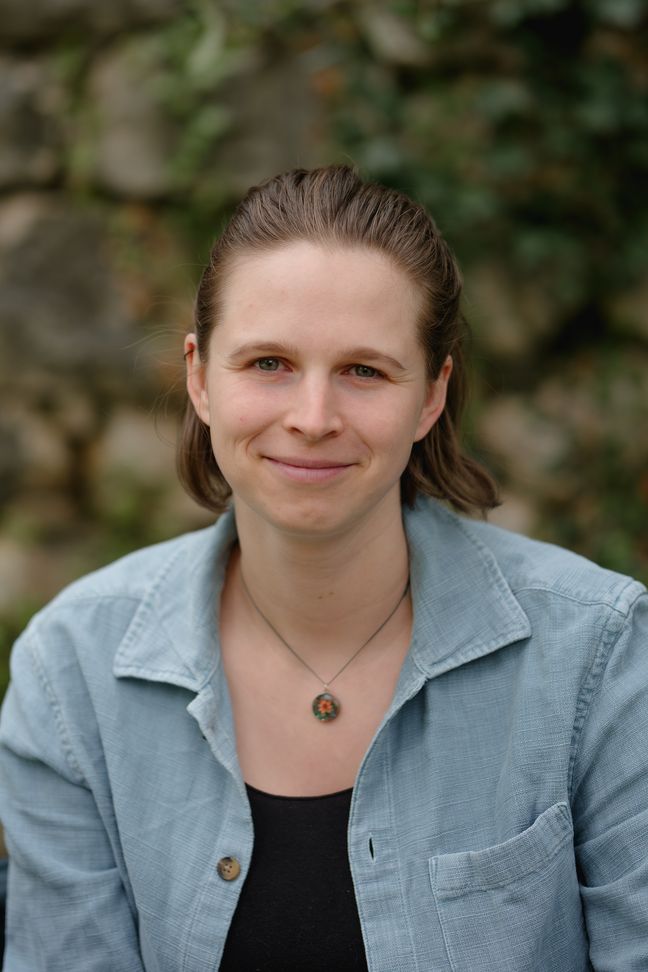 Rahel Louise Schmied-Kowarzik Auf dem Bild ist Rahel Louise Schmied-Kowarzik zusehen. Sie hat braunes kinnlanges Haar und trägt ein schwarzes Oberteil unter einer hellblauen Jeansjacke.