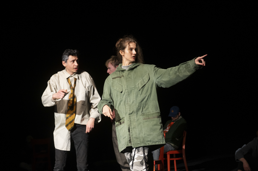 Zwei HSB Studierende stehen auf der B&uuml;hne des shakespeare company