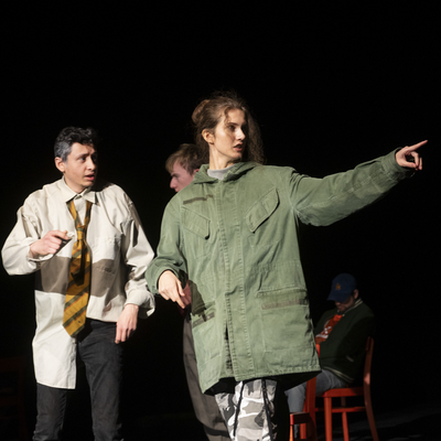 Zwei HSB Studierende stehen auf der B&uuml;hne des shakespeare company