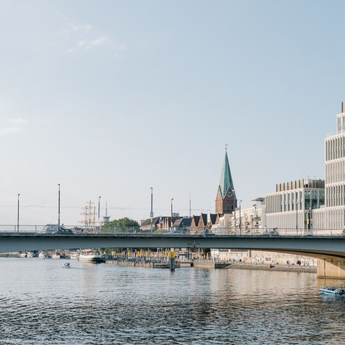 Blick auf Fluss, Br&uuml;cke und Ufer mit Bebauungen