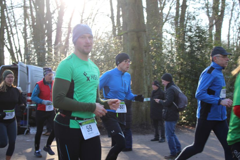 Die Gruppe von L&auml;ufern steht verteilt auf der Strecke.