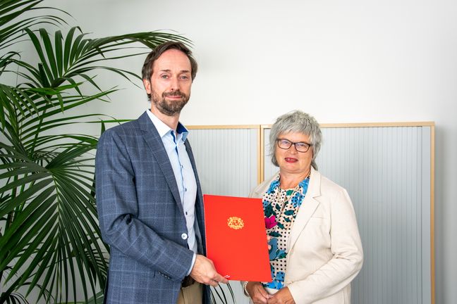 Urkundenübergabe Prof. Dr.-Ing. Benjamin Lehmann Prof. Dr.-Ing. Benjamin Lehmann erhält seine Ernennungsurkunde von Rektorin Prof. Dr. Karin Luckey.