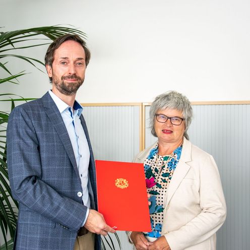Prof. Dr.-Ing. Benjamin Lehmann erh&auml;lt seine Ernennungsurkunde von Rektorin Prof. Dr. Karin Luckey.