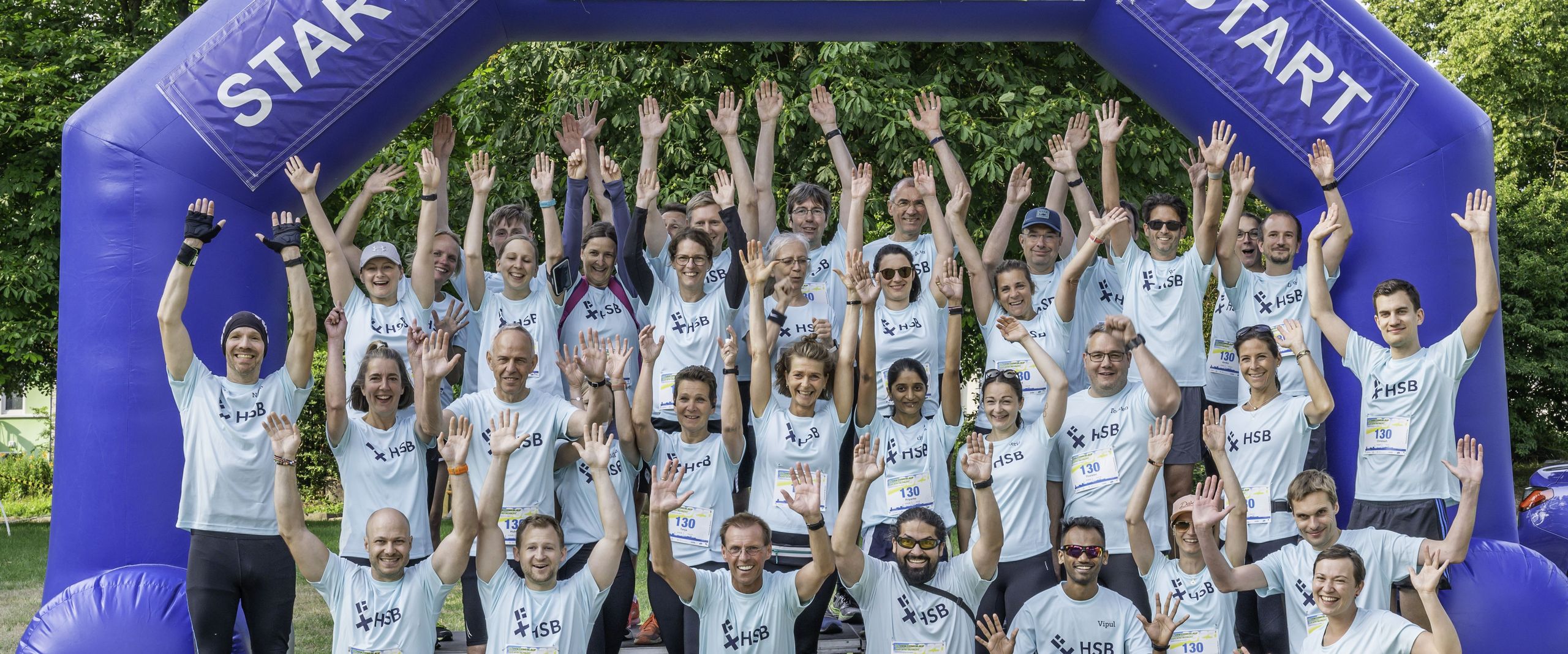 gruppenbild von Männern und Frauen