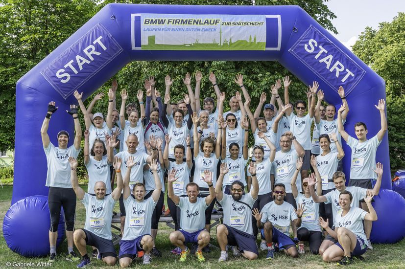 gruppenbild von Männern und Frauen