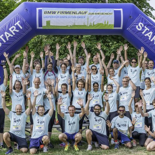 gruppenbild von M&auml;nnern und Frauen