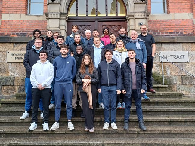 Die französischen Student:innen stehen vor einem Gebäude der HSB