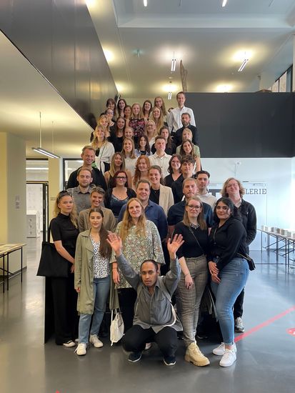 Gruppenbild der Bachelor- und Masterabsolvent:innen der Architekturstudiengänge der HSB.