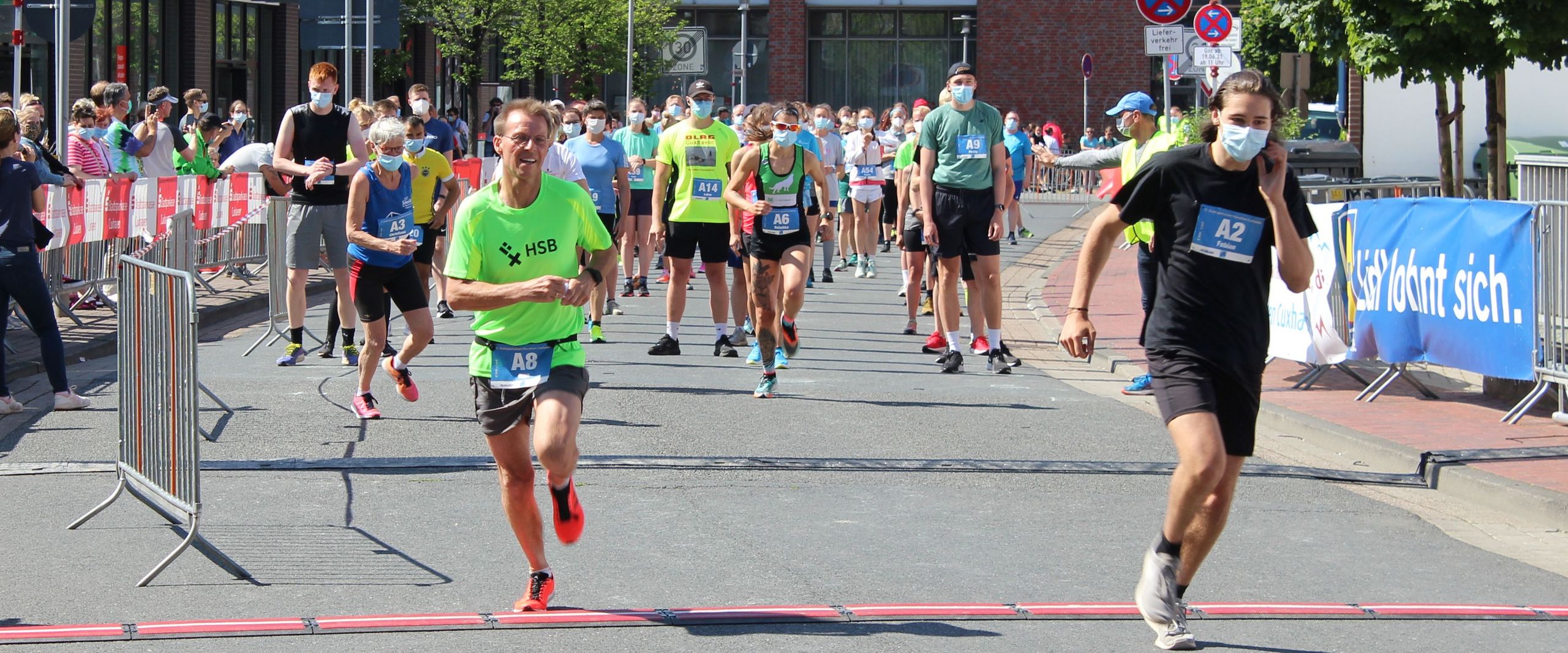 Läufer:innen beim Start des Cuxhavener Marathons.