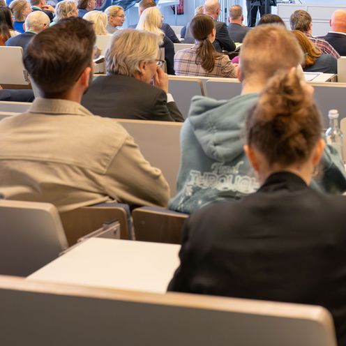 Prof. Bastian Gruschka steht in einem Vorlesungsraum im AIR-PORT-LAB vor einer Menge an Teilnehmenden am 19. Bremer Schifffahrtskongress_HSB