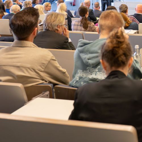 19._Bremer_Schifffahrtskongress_HSB Prof. Bastian Gruschka steht in einem Vorlesungsraum im AIR-PORT-LAB vor einer Menge an Teilnehmenden am 19. Bremer Schifffahrtskongress_HSB