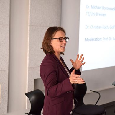 Prof. Dr. Juliane Brach hält einen Vortrag.