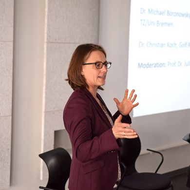 Prof. Dr. Juliane Brach Prof. Dr. Juliane Brach hält einen Vortrag.
