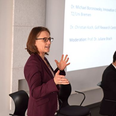 Prof. Dr. Juliane Brach hält einen Vortrag.