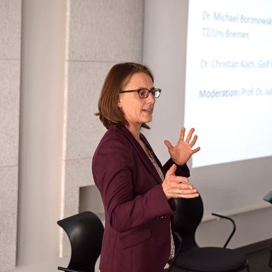 Prof. Dr. Juliane Brach hält einen Vortrag.