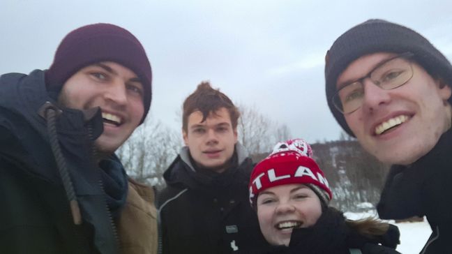 Joschua von V. Auslandssemester Gruppenfoto von vier Personen im Winter