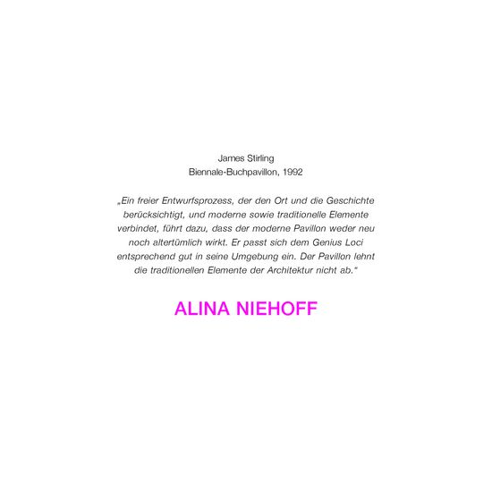 Es ist eine Webkarte zu sehen mit dem Text: James Stirling, Biennale-Buchpavillon, 1992. „Ein freier Entwurfsprozess, der den Ort und die Geschichte berücksichtigt, und moderne sowie traditionelle Elemente verbindet, führt dazu, dass der moderne Pavillon weder neu noch altertümlich wirkt. Er passt sich dem Genius Loci entsprechend gut in seine Umgebung ein. Der Pavillon lehnt die traditionellen Elemente der Architektur nicht ab.“ ALINA NIEHOFF