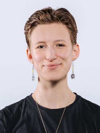 Auf dem Bild ist Josephine Franke zusehen. Sie hat kurzes braunes Haar und trägt ein schwarzes T-Shirt. 