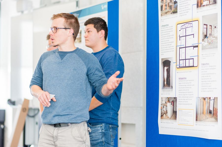 Studierende bei der Projektpräsentation Studierende bei der Projektpräsentation
