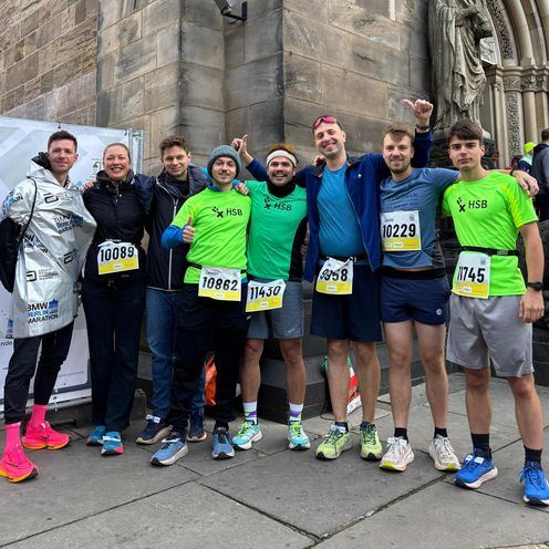 Team der HSB Tri-Runners vor dem Start beim swb Marathon 2025