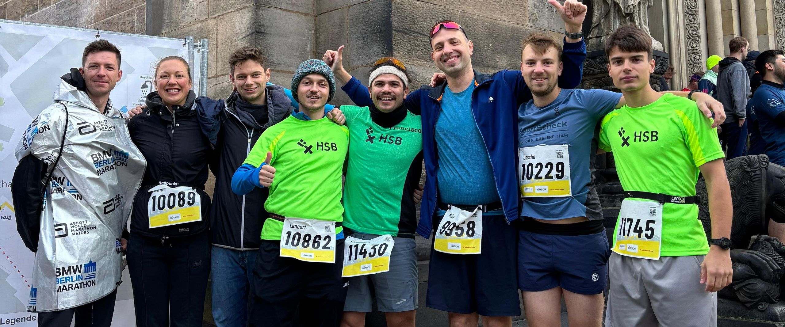 Team der HSB Tri-Runners vor dem Start beim swb Marathon 2025