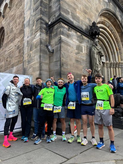 Team der HSB Tri-Runners vor dem Start beim swb Marathon 2025