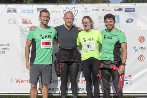 Teilnehmende posieren beim Werdersee Swim & Run 2020.