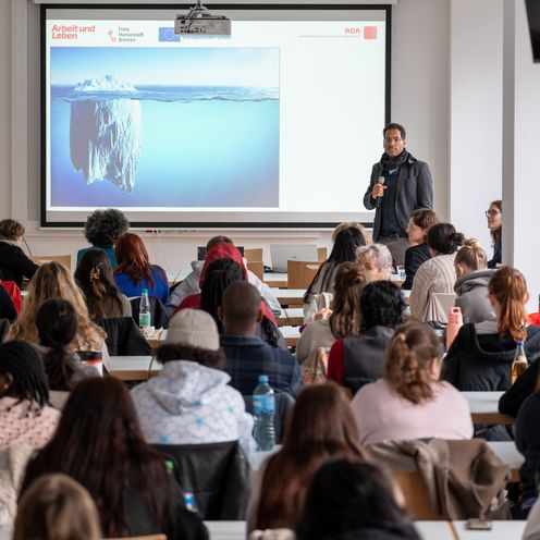 Seminarraum mit Zuh&ouml;rer:innen