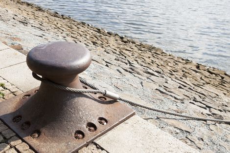 Poller zum Schiffe anlegen am Weserufer Poller zum Schiffe anlegen am Weserufer