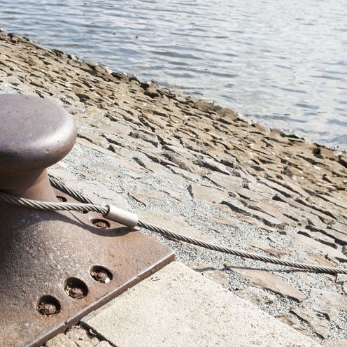 Poller zum Schiffe anlegen am Weserufer