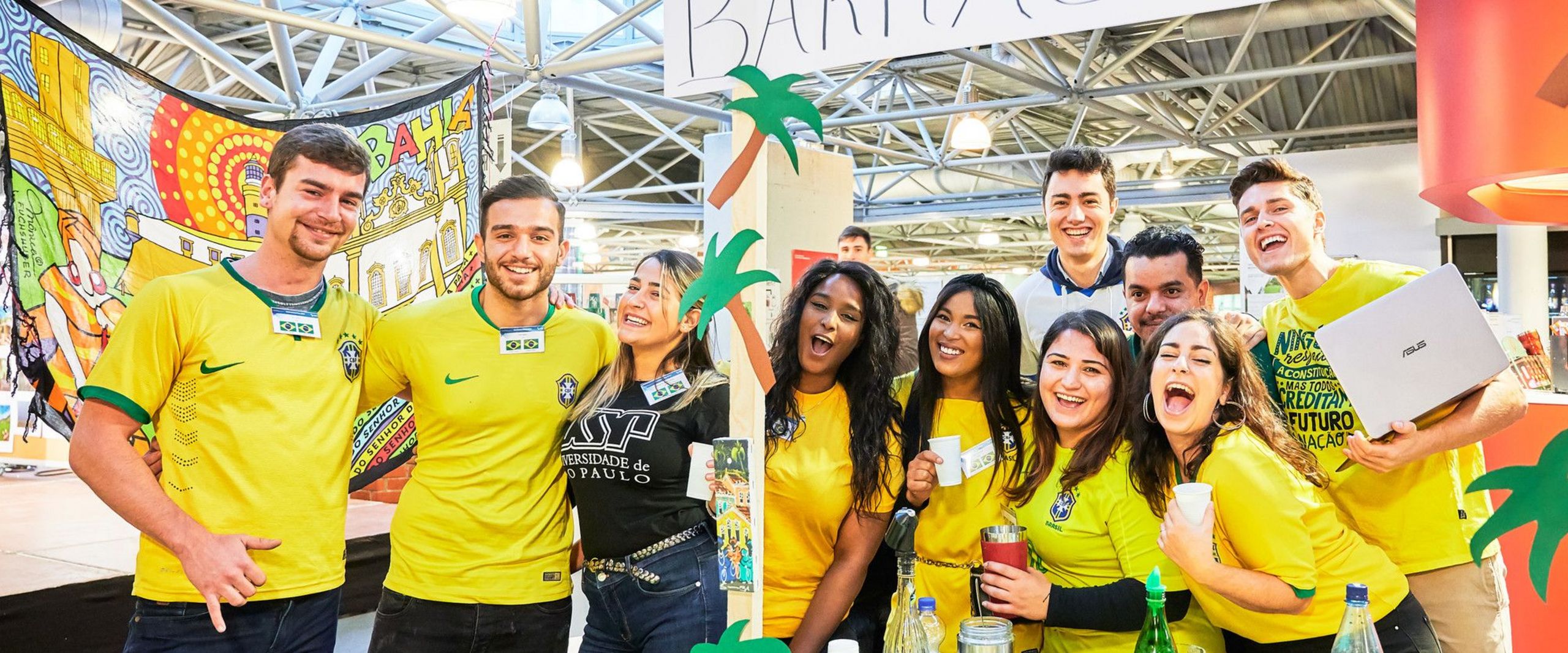Gruppe von Studierenden, die auf dem International Day 2019 an einem Informationstisch zum Thema Brasilien