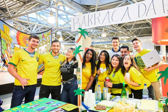 Gruppe von Studierenden, die auf dem International Day 2019 an einem Informationstisch zum Thema Brasilien