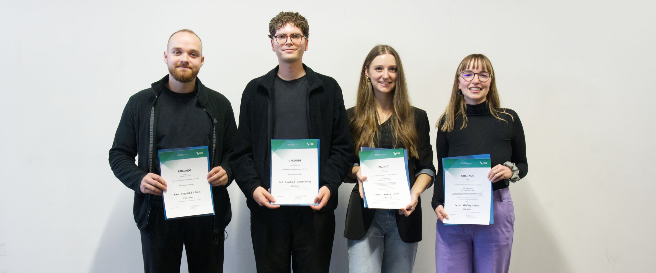 Preisträger:innen Karl-Engeland-Preis 2023 und Peter-Wefing-Förderpreis 2023 Gruppenbild mit zwei jungen Männern und zwei jungen Frauen, die eine Urkunde halten
