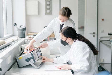 Studentinnen im Labor für Kreislaufwirtschaft Studentinnen im Labor für Kreislaufwirtschaft