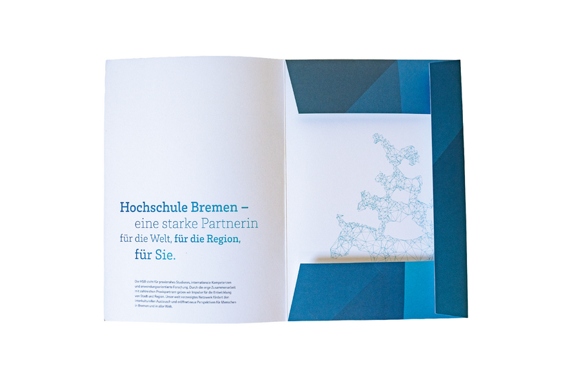 Auf dem Bild ist eine aufgeschlagene Dokumenten-Mappe zusehen. Auf der linken Seite steht "Hochschule Bremen - eine starke Partnerin f&uuml;r die Welt, f&uuml;r die Region, f&uuml;r Sie." in blauer Schrift geschrieben. 