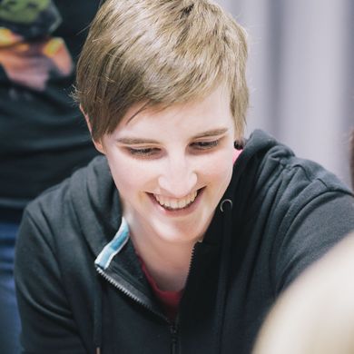 Studentin mit kurzen Haaren