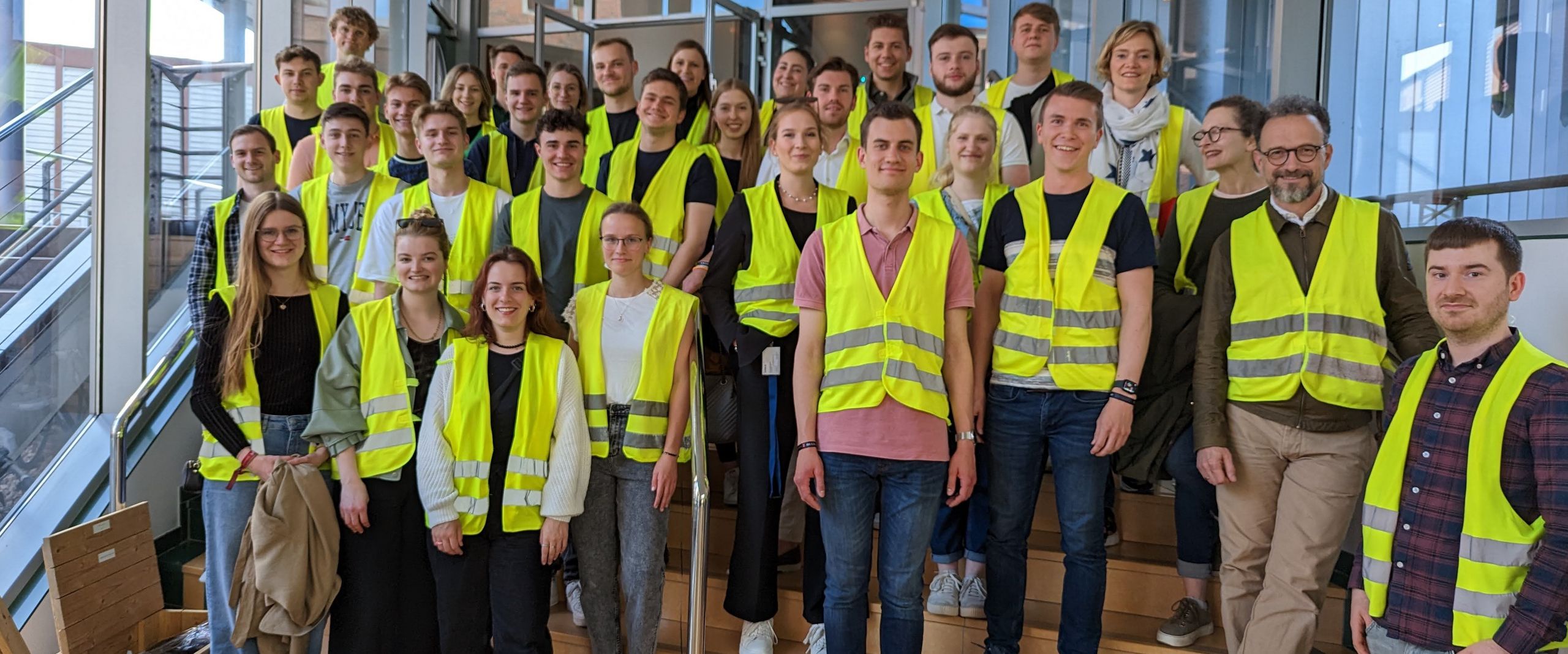 Erfolgreiche Alumniarbeit im Studiengang DSBW Das Bild zeigt eine Gruppe Studierender und Alumni des Studiengangs DSBW.