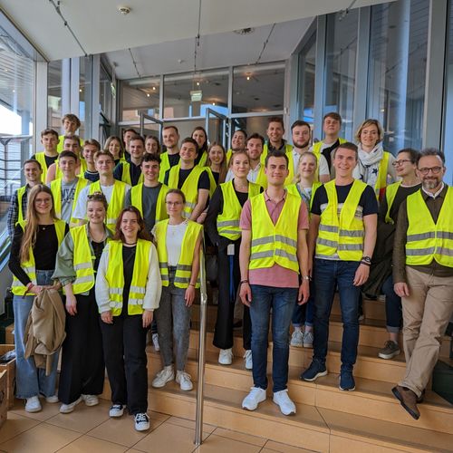 Das Bild zeigt eine Gruppe Studierender und Alumni des Studiengangs DSBW.